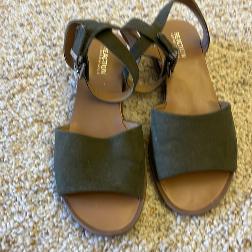 Reaction Kenneth Cole moss green sandals